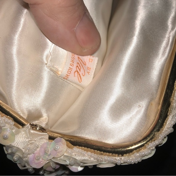 Elegant white  Clutch with Iridescent Sequins and Gold Frame made by Du Val. - Picture 7 of 8